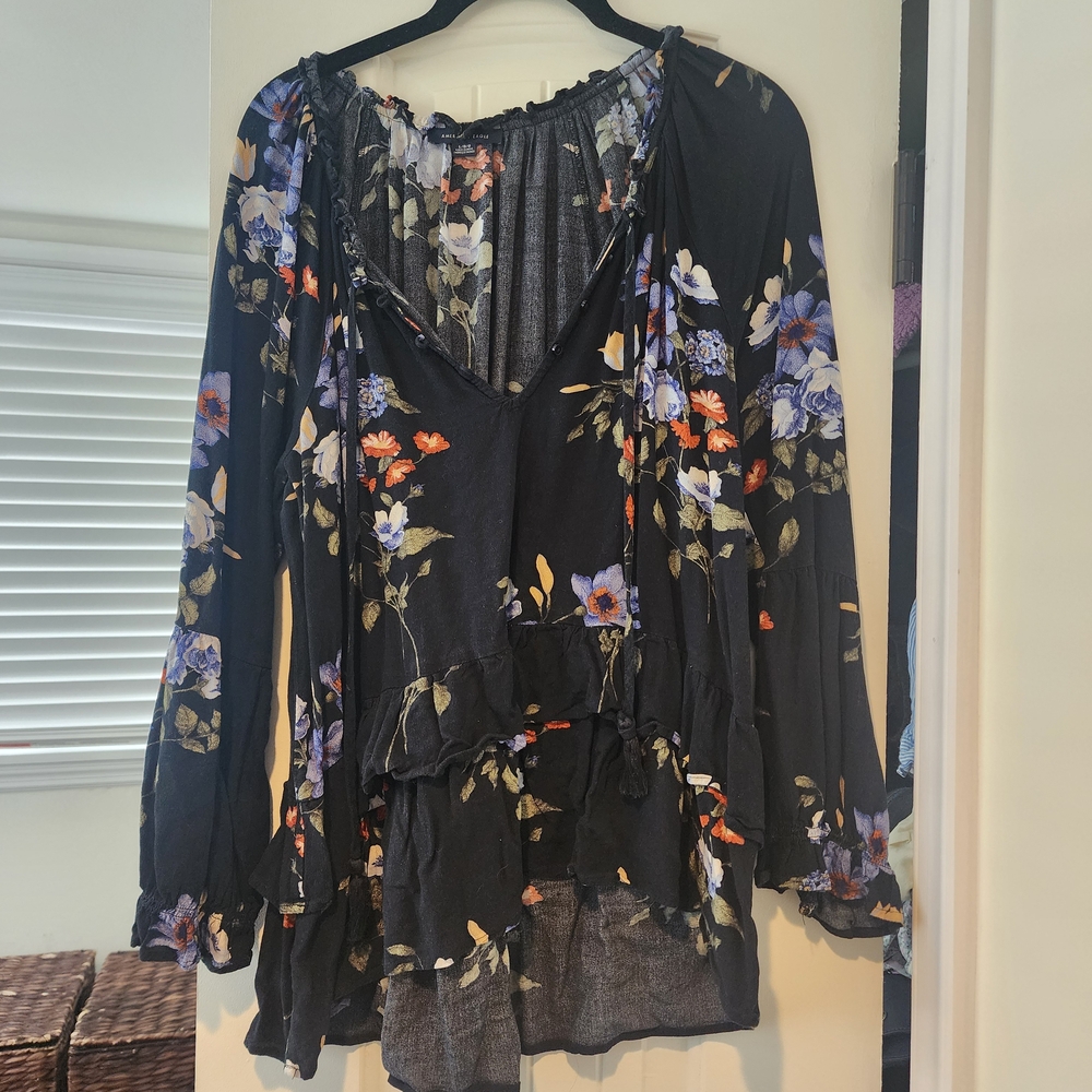 American Eagle Outfitters Black and Blue Ruffled Floral Blouse